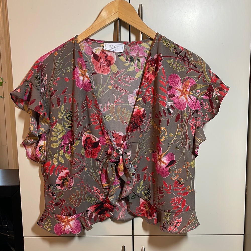 Sage (Anthropologie), L floral top or 3rd piece. Versatile. Crop length.